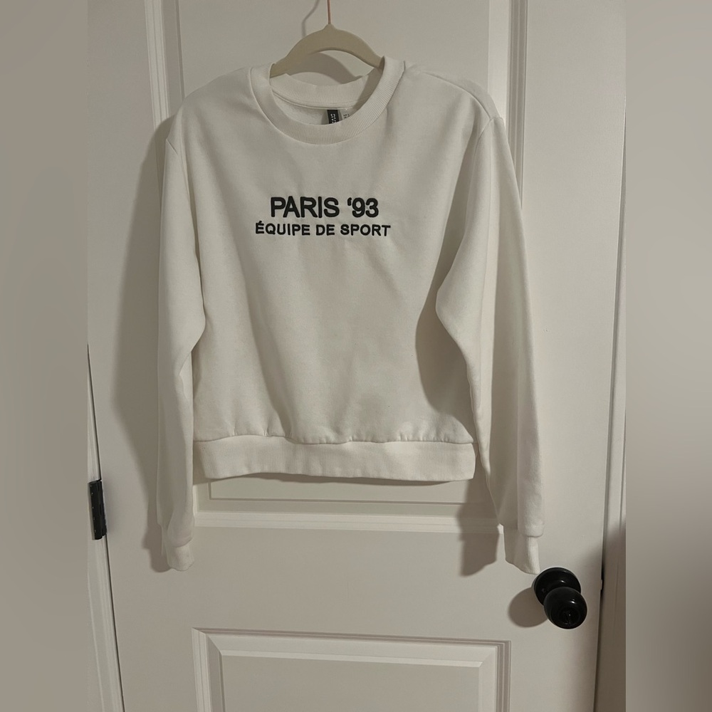 ✨🛍️ 4️⃣ for $2️⃣5️⃣ 💖 H&M White Sweatshirt with Black Paris '93 Print